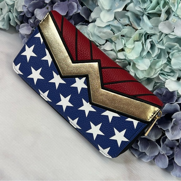 DC Comics Wonder Woman Clutch Wallet - Picture 3 of 15